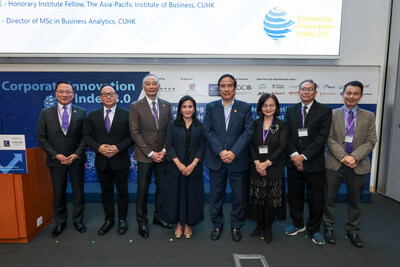 Prof. Waiman Cheung (third from left), Ms. Emily Mo (fourth from left), Dean Lin Zhou (fifth from left), and CII organising committee members.