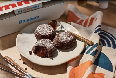 Para celebrar el 65.º aniversario de Domino's, la marca ofrece a sus clientes una promoción especial: pasteles Chocolate Lava Crunch gratis con cualquier pedido en línea de al menos $10 entre el 8 y el 22 de diciembre.