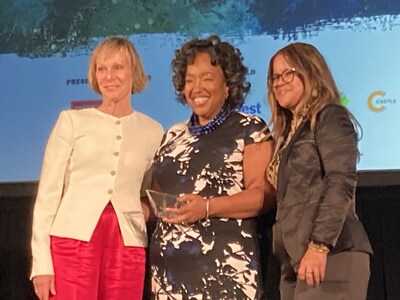 Tammi Wortham (center) receives Boston Business Journal Icon Award. Left, Carolyn Jones, BBJ; right, Daphne