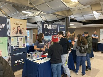 Quelques personnes devant des kiosques lors des portes ouvertes de l&#39;ITAQ, campus de Saint-Hyacinthe (Groupe CNW/Institut de technologie agroalimentaire du Qu&#233;bec)