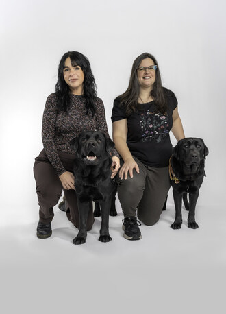 De gauche &#224; droite : V&#233;ronique Tremblay et Scott ainsi que Karine Dubuc et Sephora (cr&#233;dit : Nicolas Bourdeau) (Groupe CNW/Cabinet du ministre de la Justice et procureur g&#233;n&#233;ral du Qu&#233;bec)