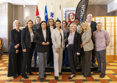 De gauche à droite
En bas : Edith Cyr, Janie C. Béïque, Soraya Martinez Ferrada, L’hon. Rachel Bendayan, Caroline Proulx, Karine Boivin-Roy, Ronald Lepage
En haut : Martin Fournier, Sonia Côté, Catherine Ménard, Bailaou Diallo, Yannick Laviolette (Groupe CNW/Cabinet de la ministre responsable de l'Habitation et ministre responsable de la Condition féminine)