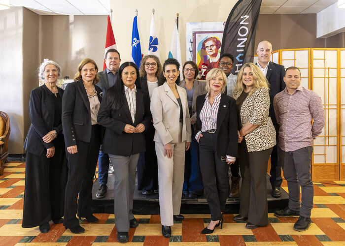 De gauche &#224; droite&#10;En bas : Edith Cyr, Janie C. B&#233;&#239;que, Soraya Martinez Ferrada, L&#8217;hon. Rachel Bendayan, Caroline Proulx, Karine Boivin-Roy, Ronald Lepage&#10;En haut : Martin Fournier, Sonia C&#244;t&#233;, Catherine M&#233;nard, Bailaou Diallo, Yannick Laviolette (Groupe CNW/Cabinet de la ministre responsable de l&#39;Habitation et ministre responsable de la Condition f&#233;minine)
