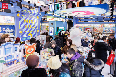 Shoppers browse and select products inside the MINISO store (PRNewsfoto/MINISO) Shoppers browse and select products inside the MINISO store (PRNewsfoto/MINISO)