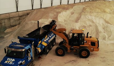 A front-end loader filling a 407 ETR maintenance truck with road salt to keep Highway 407 ETR safe during icy conditions. (CNW Group/407 ETR Concession Company Limited)