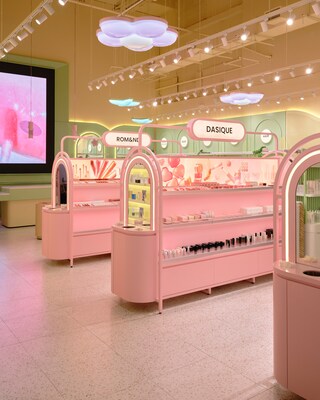 SUKOSHI’s iconic pink gondolas and cloud lights anchor its immersive retail experience (CNW Group/SUKOSHI)