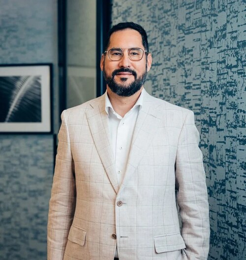 Aesthetic MdR Dr. Luis Macias Named One of America’s Best Plastic Surgeons