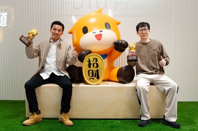 Global Champion Zachary Zhong and Global 2nd Runner-up Ambrose pose with their Golden Bull trophies at the award ceremony held at the Futu Store in Hong Kong Global Champion Zachary Zhong and Global 2nd Runner-up Ambrose pose with their Golden Bull trophies at the award ceremony held at the Futu Store in Hong Kong