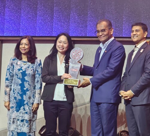 Dari kiri ke kanan: Yang Berbahagia Dato' Sri Suriani binti Dato' Ahmad, Sekretaris Jenderal Kementerian Kesehatan Malaysia; Lim Kooi Ling, CEO Island Hospital; Yang Berhormat Datuk Seri Dr Dzulkefly Ahmad, Menteri Kesehatan Malaysia; dan Suriaghandi Suppiah, CEO Malaysia Healthcare Travel Council. (PRNewsfoto/Island Hospital Sdn. Bhd)