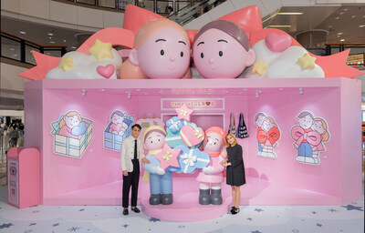 Thai illustration duo Sundae Kids at Harbour City’s “Threads of Love” installation, featuring their signature whimsical characters and “This is for You” giant pink gift house centerpiece. Thai illustration duo Sundae Kids at Harbour City’s “Threads of Love” installation, featuring their signature whimsical characters and “This is for You” giant pink gift house centerpiece.