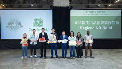 Officiating guests participate in the opening ceremony for Thursday’s hygiene kit build at The Venetian Macao’s Cotai Expo. Officiating guests participate in the opening ceremony for Thursday’s hygiene kit build at The Venetian Macao’s Cotai Expo.