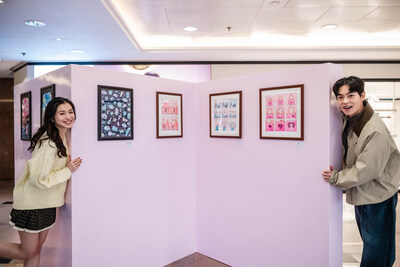 “Winter of Love Gallery” tại Harbour City trưng bày các tác phẩm minh họa của Sundae Kids, ghi lại những khoảnh khắc yêu thương và kết nối trong cuộc sống thường ngày bằng phong cách ngộ nghĩnh đặc trưng của họ. (PRNewsfoto/Harbour City Estates Limited) “Winter of Love Gallery” tại Harbour City trưng bày các tác phẩm minh họa của Sundae Kids, ghi lại những khoảnh khắc yêu thương và kết nối trong cuộc sống thường ngày bằng phong cách ngộ nghĩnh đặc trưng của họ. (PRNewsfoto/Harbour City Estates Limited)