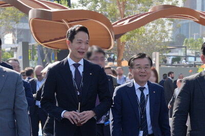 Hanwha Life CEO Hyuk-Woong Kwon (first from right) and CGO Dong-Won Kim (second from right) attend Abu Dhabi Finance Week (ADFW) 2025 Hanwha Life CEO Hyuk-Woong Kwon (first from right) and CGO Dong-Won Kim (second from right) attend Abu Dhabi Finance Week (ADFW) 2025
