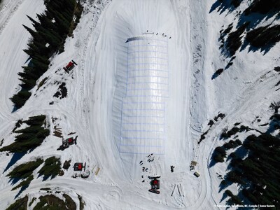 Stockage de la neige Sun Peaks en cours de réalisation. Le stockage de la neige Snow Secure a permis à Sun Peaks d’ouvrir sa saison la première dans la région, ce qui a permis aux skieurs de compétition de commencer leur pratique un mois plus tôt que bon nombre de leurs concurrents. (PRNewsfoto/Snow Secure USA Inc)