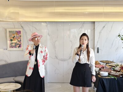 《圓．生寓境》開幕茶會現場，活動主持人（左）與「銷售女王」韓心怡（右）共同出席，分享藝術與生活美學的連結。張哲維攝