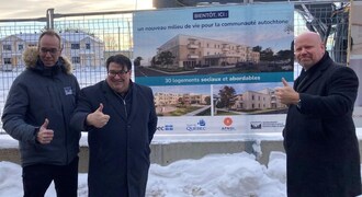 Devant le chantier du futur milieu de vie pour Autochtones, &#224; Qu&#233;bec, on voit de gauche &#224; droite : M. Laurent Odjick, directeur g&#233;n&#233;ral de la Soci&#233;t&#233; immobili&#232;re du Regroupement des centres d&#8217;amiti&#233; autochtones du Qu&#233;bec, M. Sylvain L&#233;vesque, d&#233;put&#233; de Chauveau, et M. Ian Lafreni&#232;re, ministre responsable des Relations avec les Premi&#232;res Nations et les Inuit. (Groupe CNW/Cabinet de la ministre responsable de l&#39;Habitation et ministre responsable de la Condition f&#233;minine)