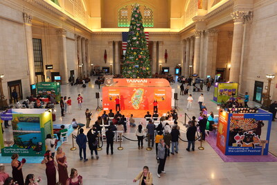 Chicagoans enjoying #PictureMeInTaiwan at Chicago Union Station
