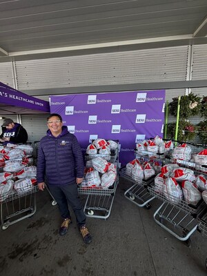 Turkeys ready for pickup in Scarborough (CNW Group/SEIU Healthcare) Turkeys ready for pickup in Scarborough (CNW Group/SEIU Healthcare)