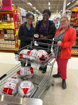 Healthcare workers ready to check out with their free turkeys (CNW Group/SEIU Healthcare) Healthcare workers ready to check out with their free turkeys (CNW Group/SEIU Healthcare)