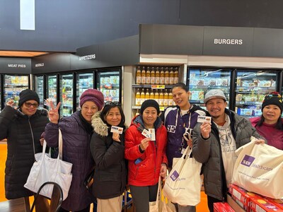 Healthcare members showing off their free turkeys (CNW Group/SEIU Healthcare) Healthcare members showing off their free turkeys (CNW Group/SEIU Healthcare)