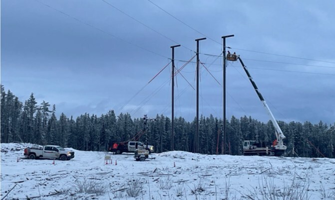 Conductos de tensión en un tramo de la línea de transmisión a lo largo de la McIlvenna Bay Road (CNW Group/Foran Mining Corporation)