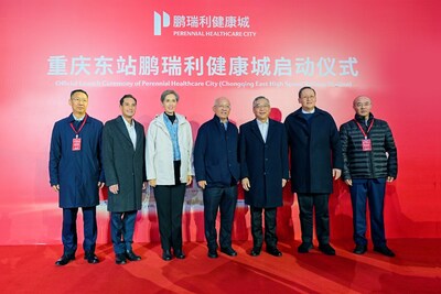左到右：中鐵建設集團總經理、黨委副書記趙向東； 新加坡數碼發展及新聞部兼衛生部高級政務部長陳傑豪； 新加坡數碼發展及新聞部長、主管網絡安全事務及智慧國工作團部長楊莉明；鵬瑞利集團執行董事長兼首席執行官潘錫源； 新加坡副總理兼貿工部長顏金勇；新加坡人力部長兼貿工部主管能源與科技部長陳詩龍；重慶交通開投集團黨委書記、董事長石繼東