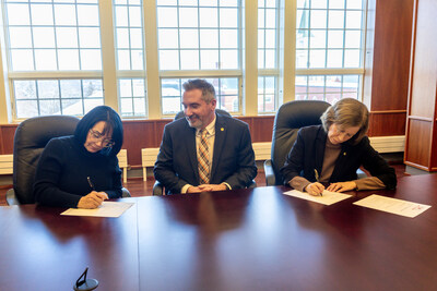 From left to right: Jodi Tavares, Executive Director, MyCreds | MesCertif, Dr. Sheldon MacLeod, Executive Director, and CampusNB Co-Chair, and Dr. Kim Fenwick, CampusNB Co-Chair and Provost and Vice-President (Academic and Research) at St. Thomas University, sign the official contract in Fredericton, New Brunswick on December 10, 2025. (Photo credit: Ashlen Albright, St. Thomas University) (CNW Group/ARUCC MyCreds/MesCertif)