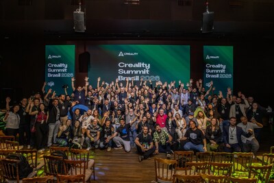 Quase 200 participantes se reúnem no palco para foto em grupo no Creality Summit Brasil 2026 Quase 200 participantes se reúnem no palco para foto em grupo no Creality Summit Brasil 2026