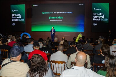 Jimmy Xiao, Gerente Nacional da Creality Brasil, fazendo uma apresentação na cúpula Jimmy Xiao, Gerente Nacional da Creality Brasil, fazendo uma apresentação na cúpula