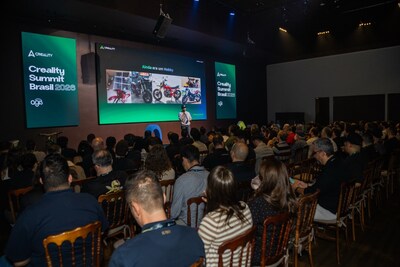 Palestrante convidado apresentando estudos de caso de impressão 3D na cúpula Palestrante convidado apresentando estudos de caso de impressão 3D na cúpula