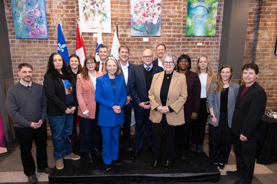 De gauche à droite : Alexandre Corbeil, Hélène Hekpazo, Valérie Chrétien, Josée Lagacé, Sonia Bélanger, Éric St-Pierre, Claude Guay, Claude Pinard, Chantal Rouleau, James Hughes, Murielle Laurence Kwendé, Caroline Braun, Élise Tanguay, François Claveau. (Groupe CNW/Cabinet de la ministre responsable de l'Habitation et ministre responsable de la Condition féminine) De gauche à droite : Alexandre Corbeil, Hélène Hekpazo, Valérie Chrétien, Josée Lagacé, Sonia Bélanger, Éric St-Pierre, Claude Guay, Claude Pinard, Chantal Rouleau, James Hughes, Murielle Laurence Kwendé, Caroline Braun, Élise Tanguay, François Claveau. (Groupe CNW/Cabinet de la ministre responsable de l'Habitation et ministre responsable de la Condition féminine)