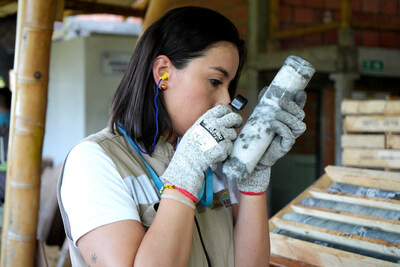 Image 6: Geologist from the project analyzing core samples in the field (CNW Group/Outcrop Silver & Gold Corporation) Image 6: Geologist from the project analyzing core samples in the field (CNW Group/Outcrop Silver & Gold Corporation)