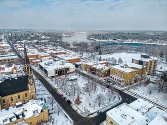 Le maire de Drummondville, Jean-François Houle, se montre optimiste face au potentiel de synergie et aux retombées économiques attendues au centre-ville grâce aux multiples initiatives publiques et privées qui sont en marche. (Groupe CNW/Ville de Drummondville)
