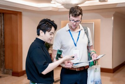 infinityseek’s R&D expert engages in discussion with an international researcher infinityseek’s R&D expert engages in discussion with an international researcher