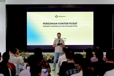 Yulong Chen, General Manager of OMOWAY Indonesia, shares the vision during the grand opening. Yulong Chen, General Manager of OMOWAY Indonesia, shares the vision during the grand opening.