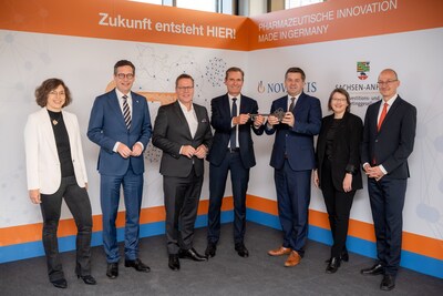Representatives from business, research, and politics at the symbolic handover of the keys for the future NOVARTIS production site in Halle/Saale