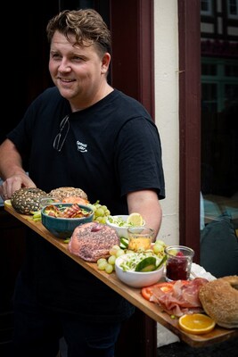 Sascha Walz durfte im Café Luma'z in Wernigerode die hausgemachten Bagels selbst belegen. Für sein Portal Genussfinder, ein Genussguide für Sachsen-Anhalt, sucht er nach kulinarischen Entdeckungen. Foto: Genussfinder