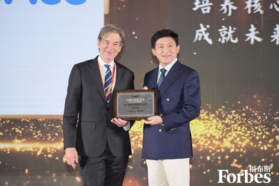Hugh Yao, Founder and CEO of LingoAce, accepts the “2025 Forbes China Influential Brand in Education” award at the 2025 Forbes China Educational Industry Summit. Hugh Yao, Founder and CEO of LingoAce, accepts the “2025 Forbes China Influential Brand in Education” award at the 2025 Forbes China Educational Industry Summit.