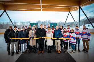 Coupe de ruban officielle du Complexe multifonctionnel du parc Terre-des-Jeunes (Groupe CNW/Ville de Victoriaville)