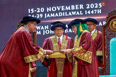 Dato’ Seri Ir. Dr. Zaini Ujang (left) receiving the Professor Emeritus conferment from Her Majesty Raja Zarith Sofiah, Queen of Malaysia