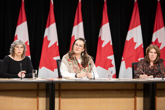 De gauche à droite: La secrétaire parlementaire Ginette Lavack, l’honorable Mandy Gull-Masty, ministre des Services aux Autochtones, et la directrice générale du Programme des services à l’enfance et à la famille des Premières Nations, Lisa Legault, font le point sur le plan du Canada visant à faire progresser la réforme à long terme des services à l’enfance et à la famille. (Groupe CNW/Services aux Autochtones Canada)