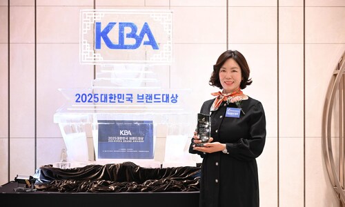 The FAU CEO poses with the award celebrating the brand’s ninth consecutive No.1 BB Cream win at the 2025 Korea Consumer Awards.