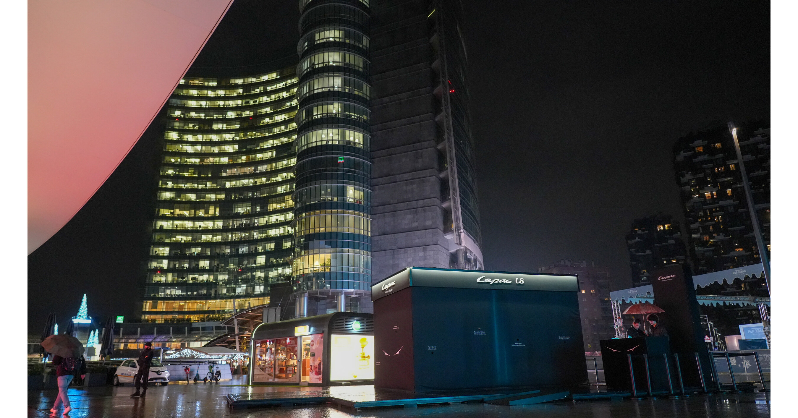 Le LEPAS L8 fait une apparition remarquée sur la Piazza Gae Aulenti de Milan et inaugure l'élégance italienne pour les fêtes de fin d'année