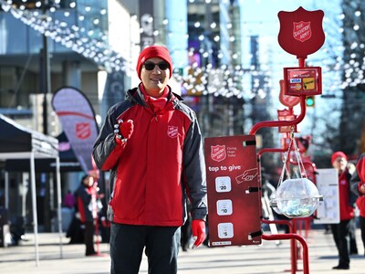 Christmas Kettle Host (CNW Group/The Salvation Army Ontario Division)