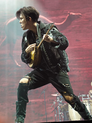 LE CHANTEUR KAZAKH DIMASH CONCLUT L'ANNÉE 2025 EN FORCE!