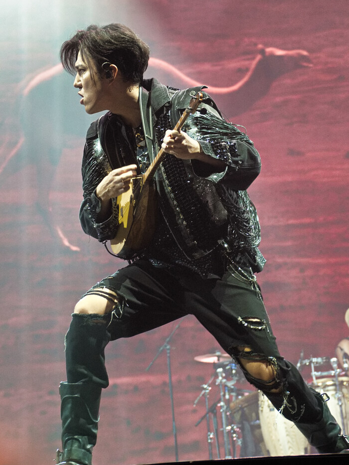 LE CHANTEUR KAZAKH DIMASH CONCLUT L'ANNÉE 2025 EN FORCE!