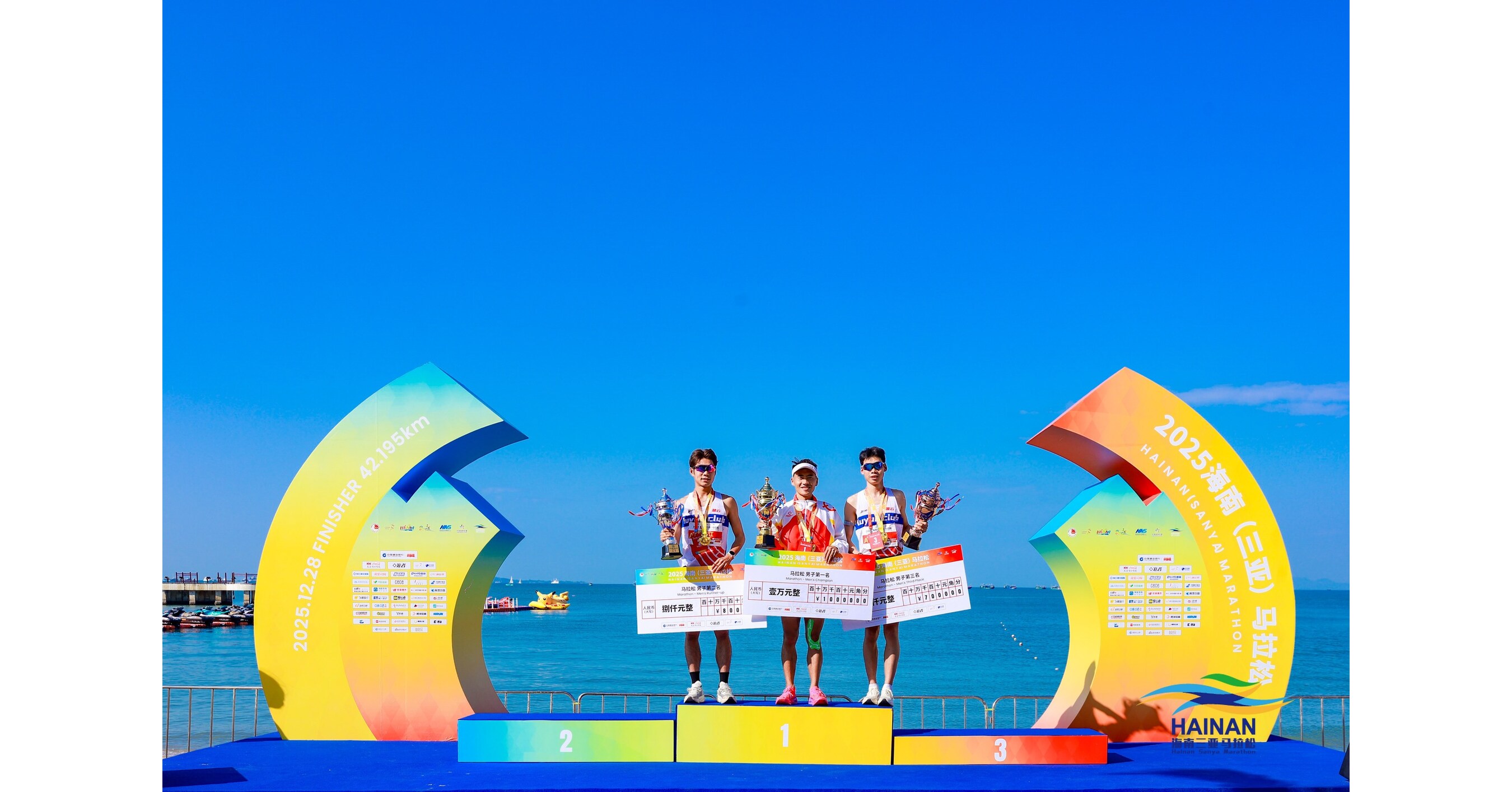 Para Pelari dari Berbagai Penjuru Dunia Melintasi Jalur dengan Pemandangan Indah di Pinggir Pantai dalam Ajang Hainan (Sanya) Marathon 2025