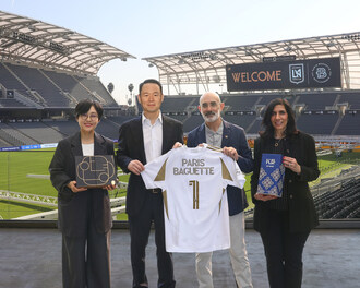 Cérémonie officielle de partenariat entre Paris Baguette et le Los Angeles Football Club au stade BMO de Los Angeles, en Californie De gauche à droite : Yeon Jung Kim, directrice commerciale du siège de Paris Baguette; Jin Soo Hur, vice-président de Paris Baguette; Larry Freedman, coprésident du LAFC; et Cathy Chavenet, directrice commerciale de Paris Baguette aux États-Unis