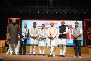 Shri Acharya Devvrat, Governor of Gujarat, and Union Ministers Shri Kinjarapu Ram Mohan Naidu &amp; Gajendra Singh Shekhawat Grace Namotsav at Sanskardham