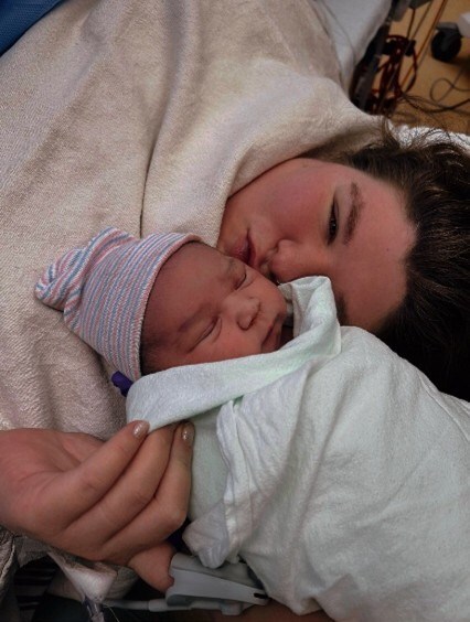 Sur la photo, la petite Lessy-Ann et Mme Alyson Brown-Tremblay. (Groupe CNW/CHU de Québec-Université Laval)
